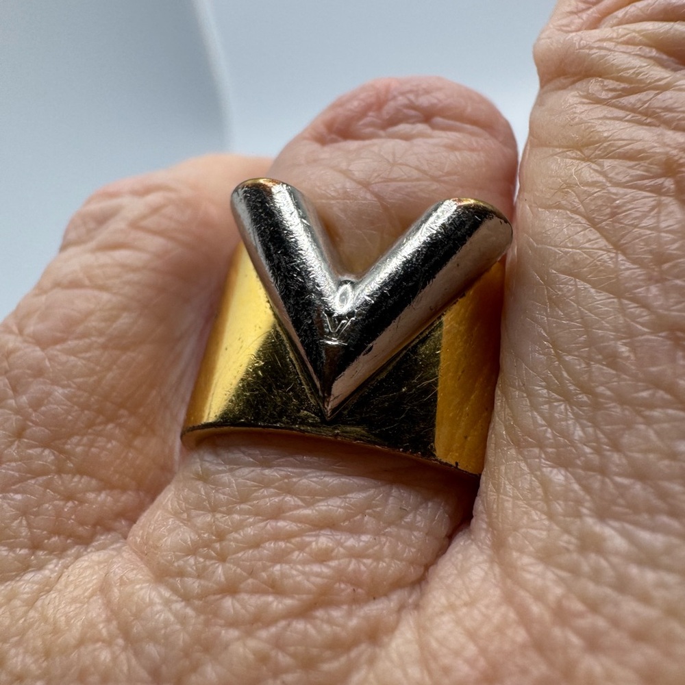 Gorgeous Rare Louis Vuitton Essential Ring Size 6 (Model: ldhh205 g7600752 - Picture 2 of 13